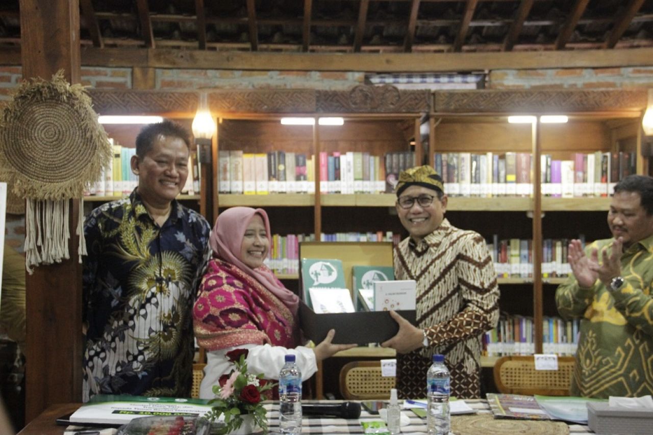 Menteri Desa, PDT, dan Transmigrasi Abdul Halim Iskandar dalam Sosialisasi dan Dialog Publik tentang Taman Bacaan Masyarakat Desa di Bait Kata Library, Jombang, Sabtu (27/1/2024).