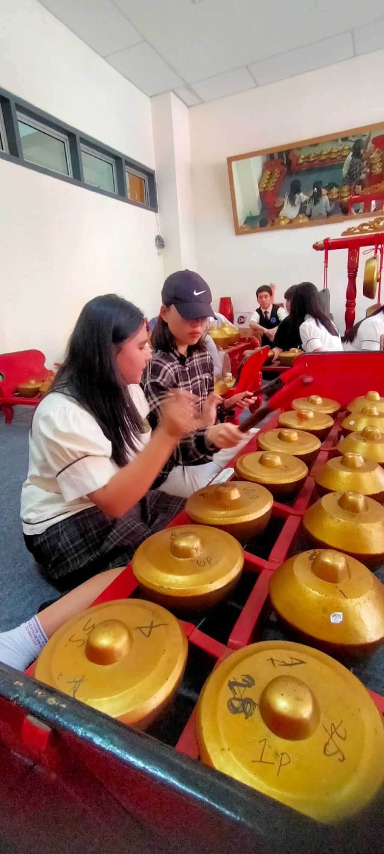 Dikunjungi Mahasiswa Asing, SMP Nation Star Academy Surabaya Kenalkan Alat Musik Tradisional