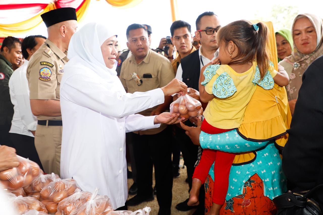 Hadiri Pasar Murah di Desa Dlemer Arosbaya  Bangkalan, Khofifah Bagikan Bansos Dan Zakat Produktif