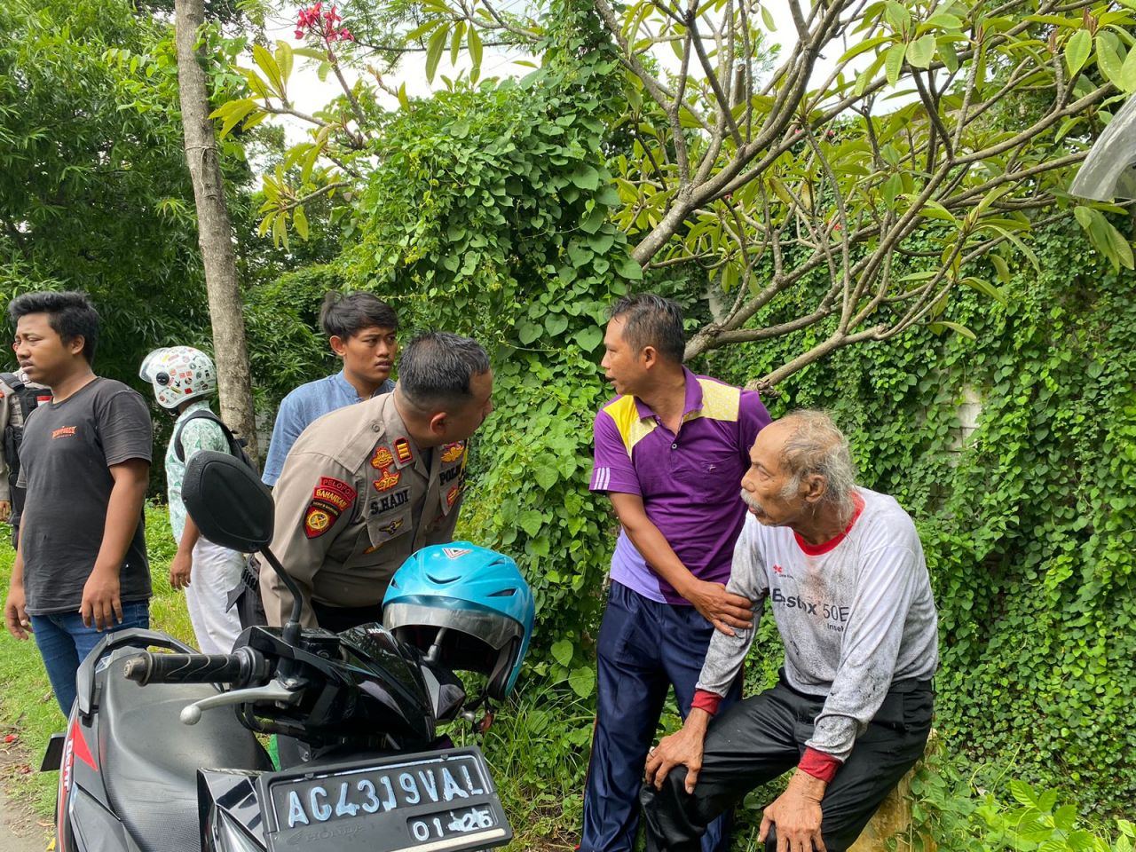 Kejatuhan Cabang Pohon, Pemotor Jatuh Terpental Hingga Tercebur Sungai