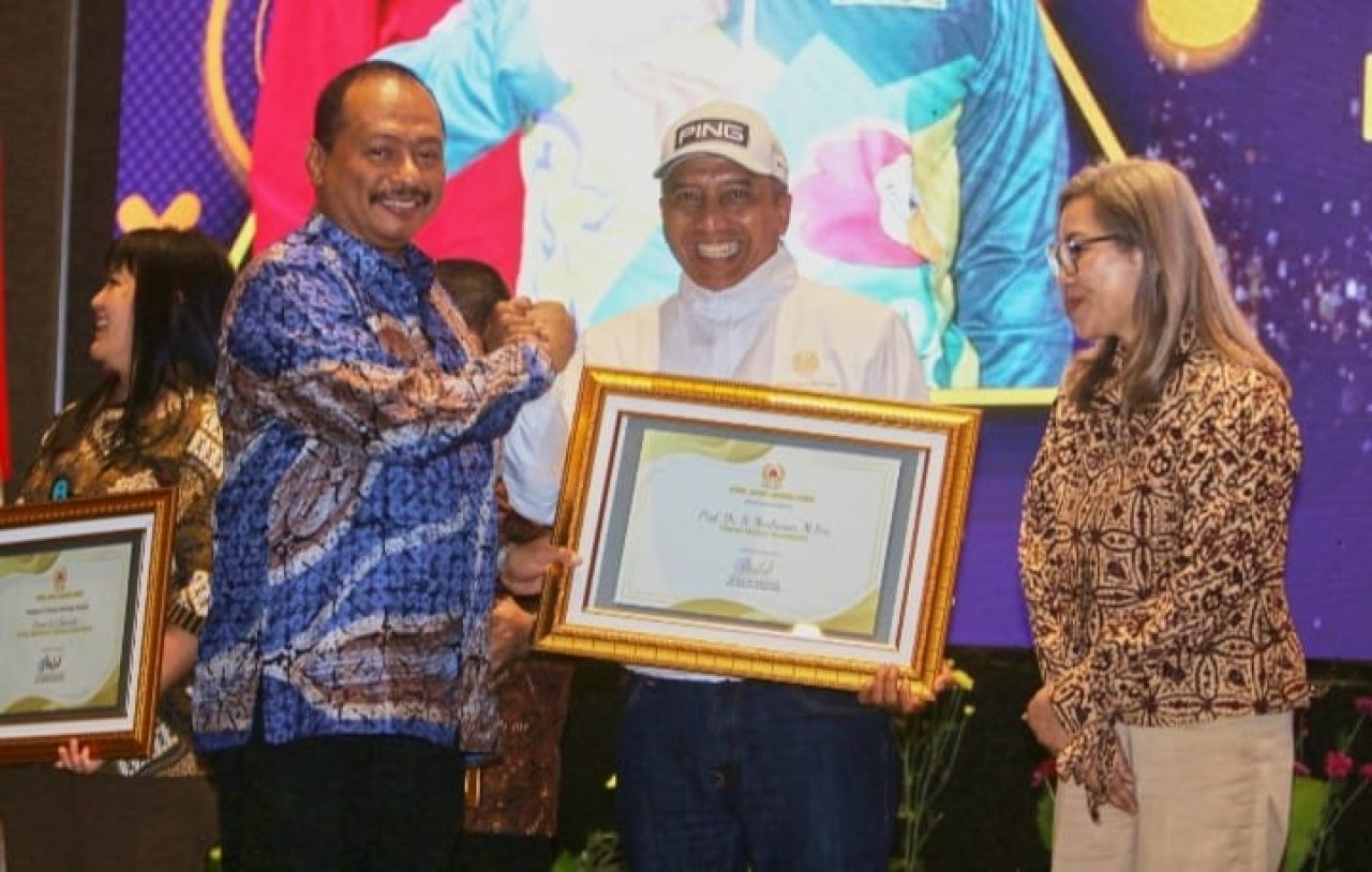 Peduli Terhadap Dunia Olahraga, Rektor Unesa Raih Penghargaan di Ajang KONI Jatim Award 2023