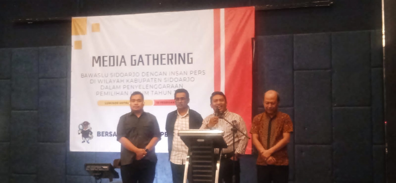 Bawaslu Sidoarjo Inisiatif Bersihkan APK Kampanye