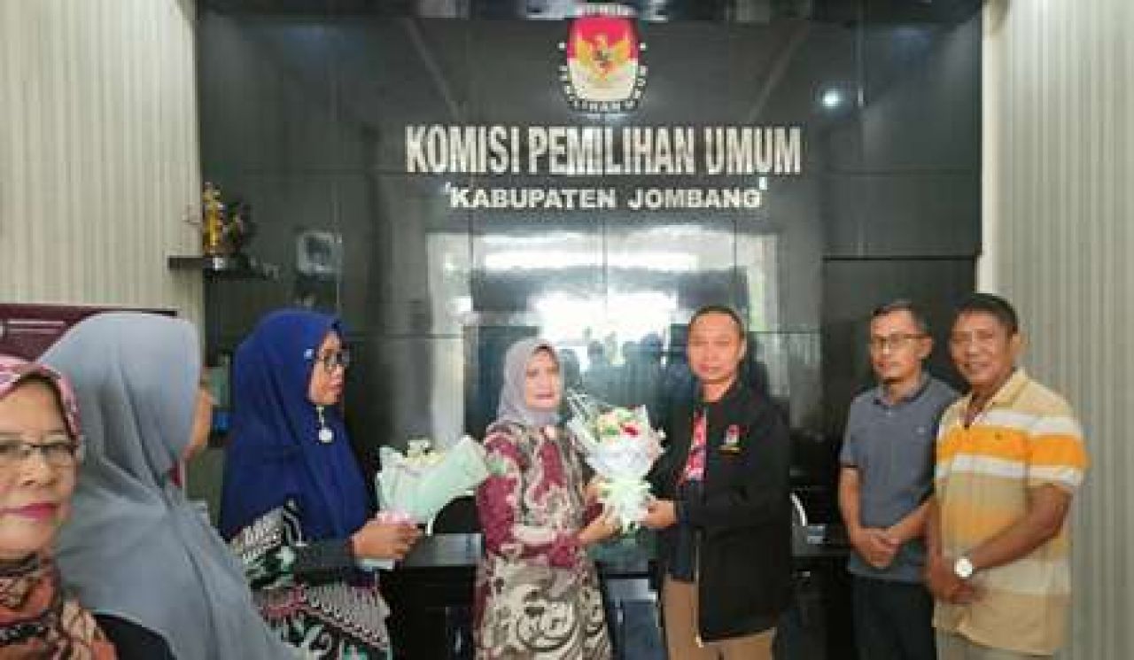 Emak-emak Kirim Buket Bunga Untuk KPUJombang