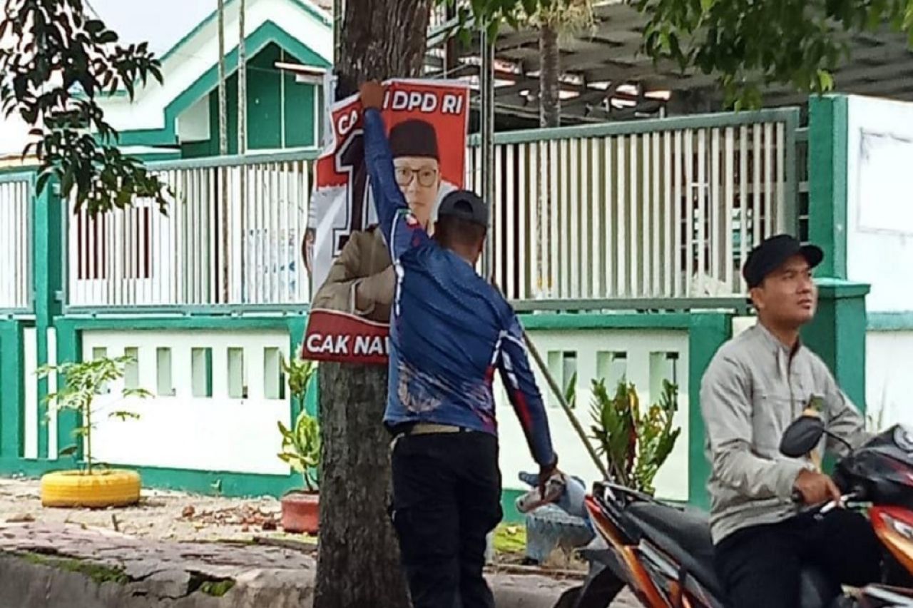 Bawaslu Bondowoso Bersama Satpol PP kembali Turunkan APK Melanggar Aturan