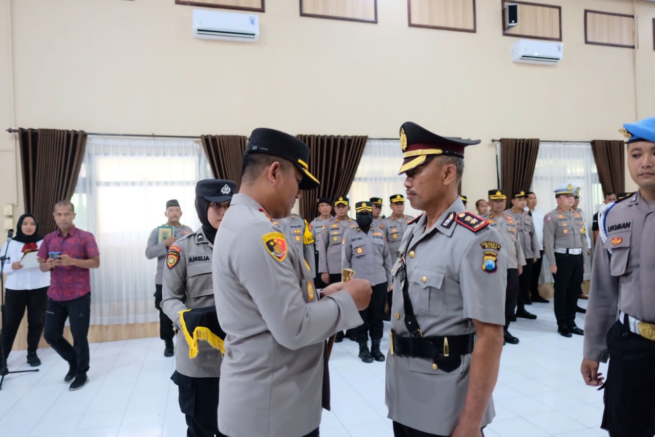 Pimpin Upacara Sertijab Kapolsek Srengat, Kapolres Blitar Kota: Berikan Pelayanan Terbaik Kepada Masyarakat