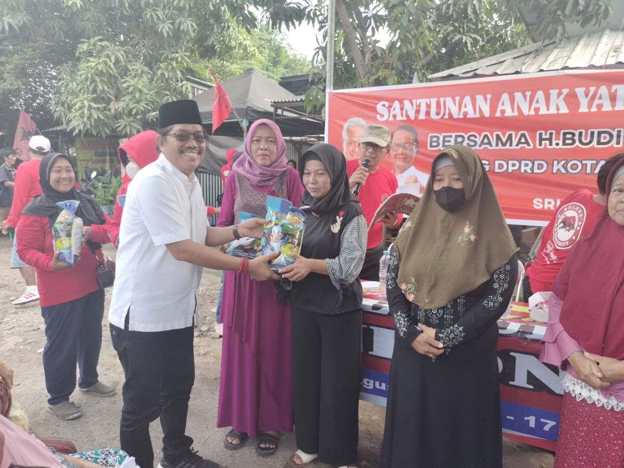 Buleks Santuni Puluhan Yatim dan Lansia di Lamongan Dipo 