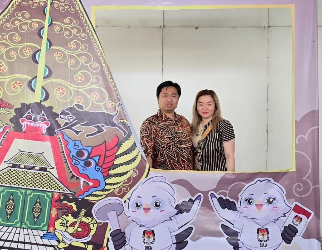 Tampil Unik dengan Pakaian Jawa, TPS 24 Jeruk Sajikan Hidangan Gratis bagi Pengguna Hak Suara 