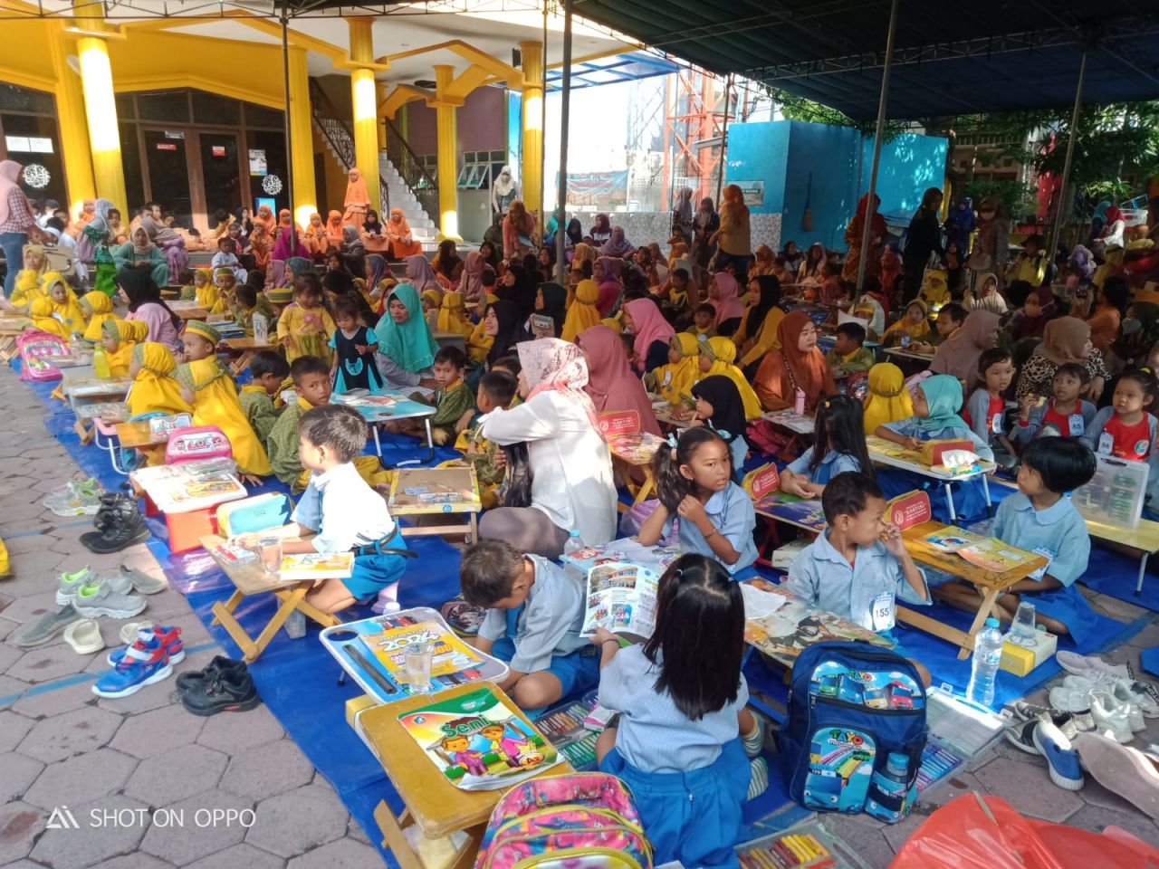 Diikuti TK se Surabaya, MI Al Mustofa Kenjeran Gelar Lomba Mewarnai Kebersihan Pantai