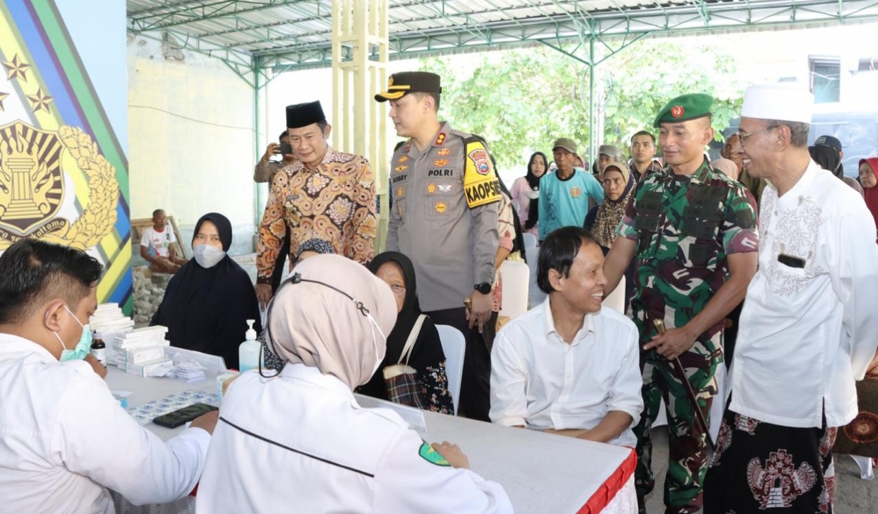 TNI, Polri Gandeng Forkopimda Gelar Pemeriksaan Kesehatan, Pembagian Sembako, Dan Bersihkan Tempat Ibadah