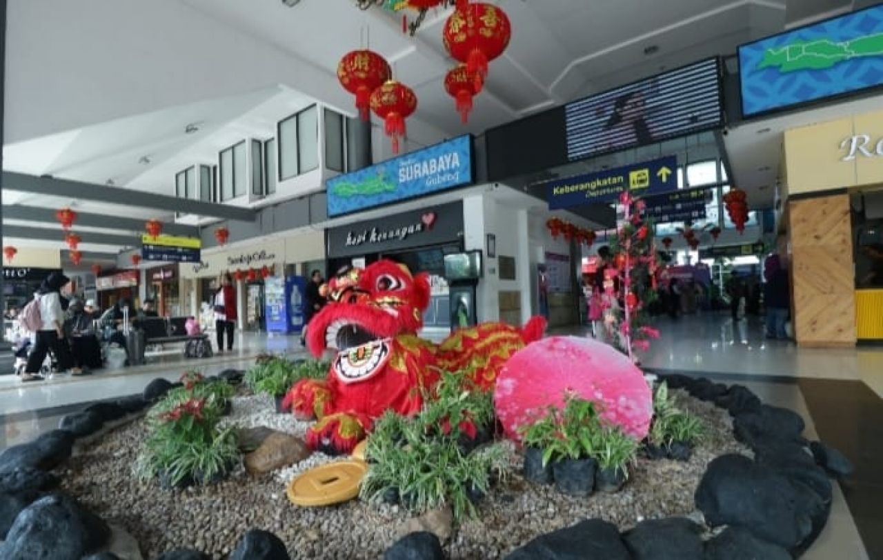 Jelang Perayaan Imlek, KAI Daop 8 Surabaya Hadirkan Hiasan Lampion dan Ornamen Imlek