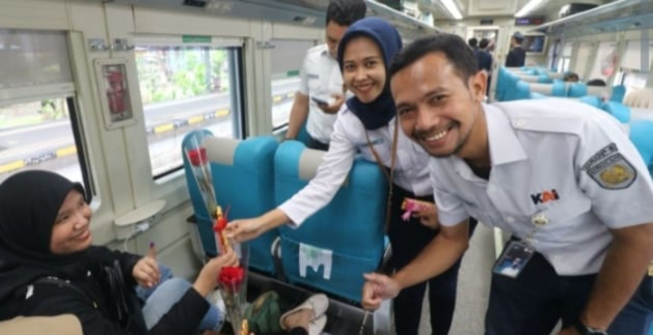 KAI Daop 8 Surabaya Bagikan Bunga Mawar dan Cokelat Untuk Penumpang Kereta Api Jarak Jauh
