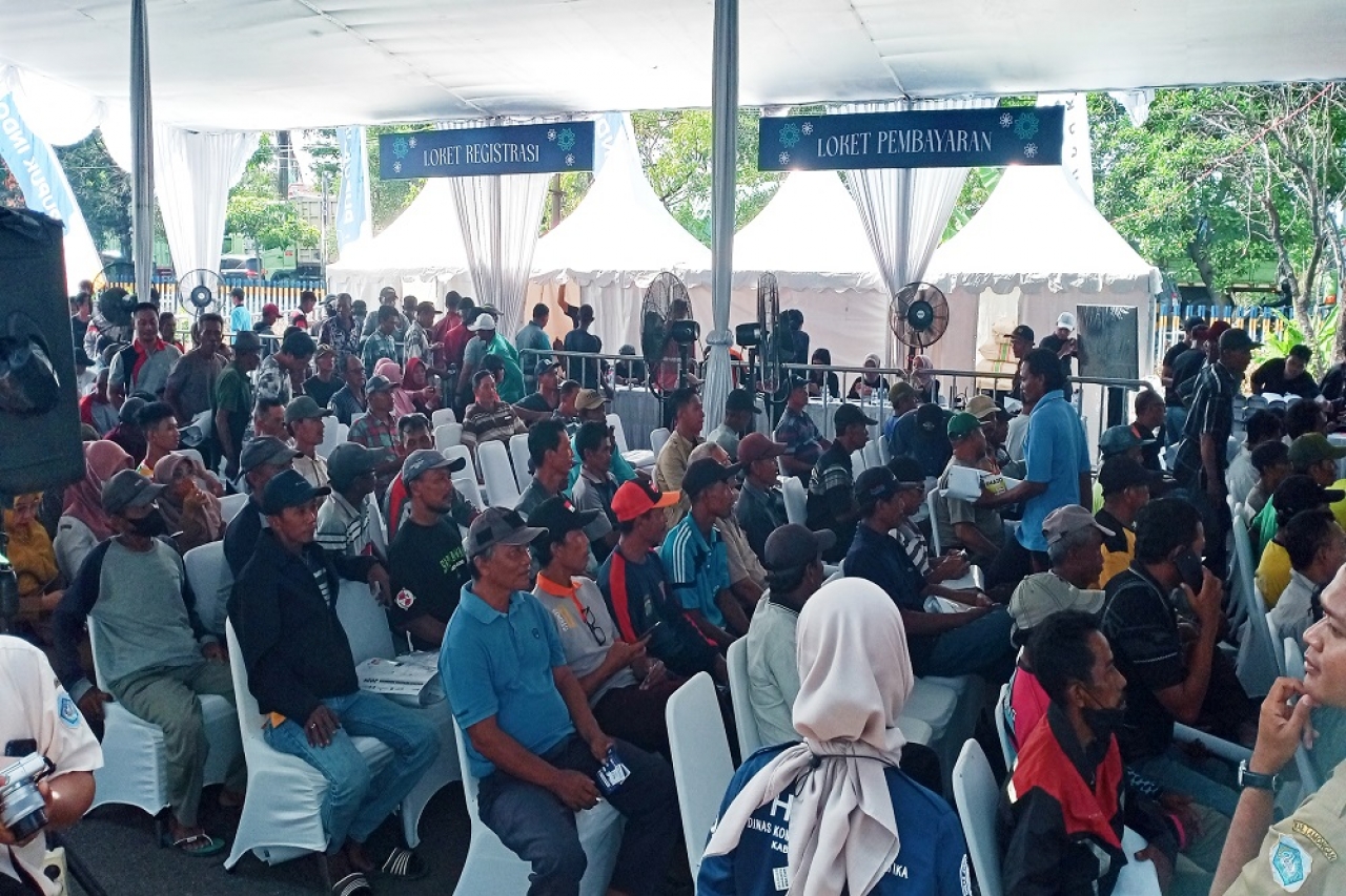 Keterangan foto :- Antrean petani Lamongan mendapatkan diskon pupuk non subsidi yang digelar PT Pupuk Indonesia di Lamongan, Selasa (30/1/2024) ZR