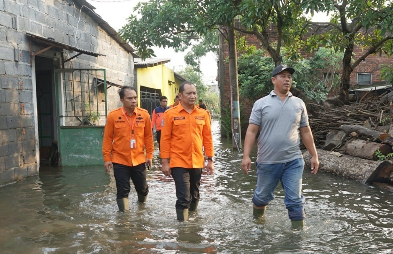 Respon Cepat Dampak Banjir Trosobo Sidoarjo, Kalaksa BPBD Jatim Serahkan Bantuan