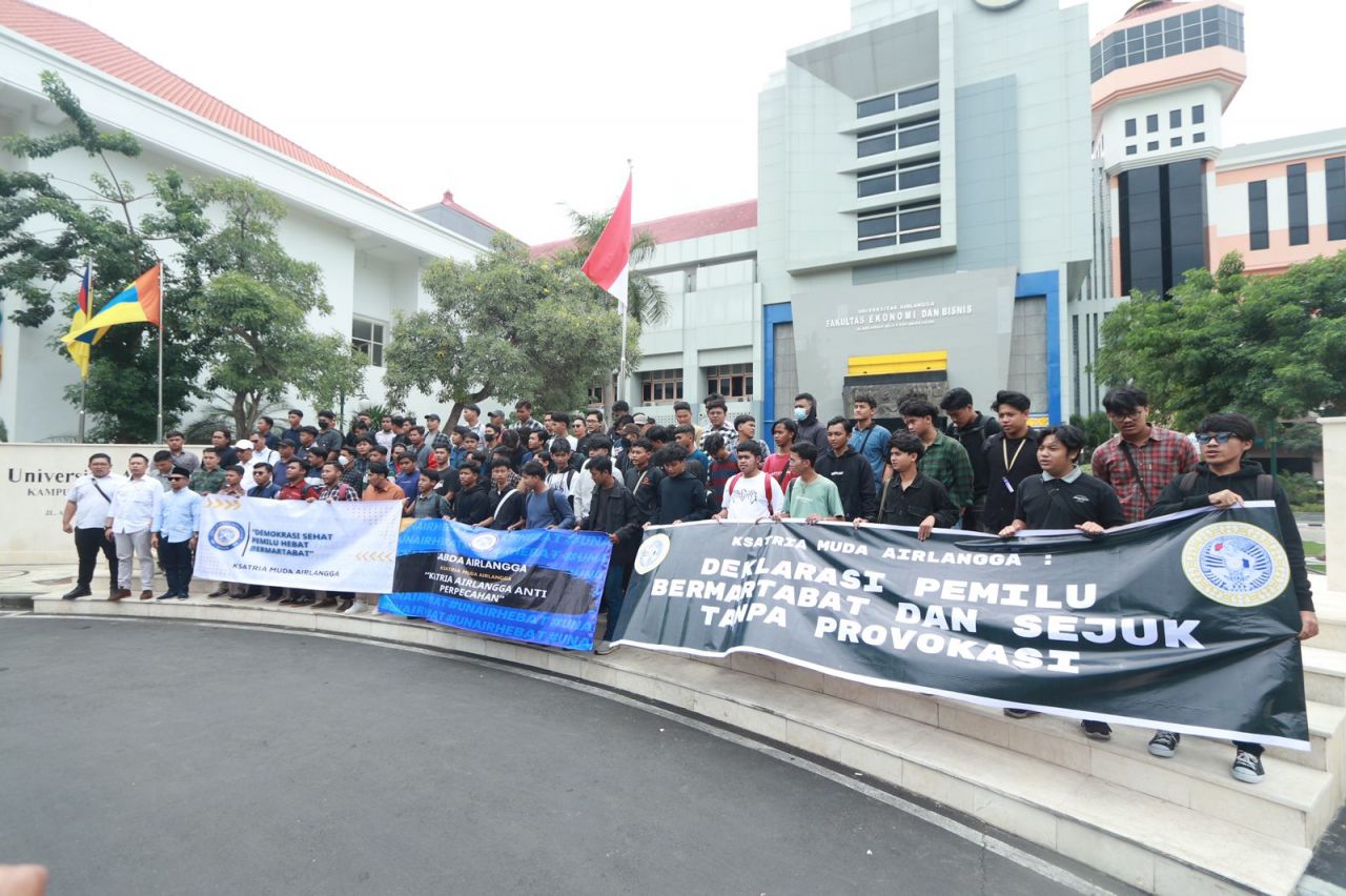 Ratusan Mahasiswa Unair Suarakan Pemilu Bermartabat Tanpa Provokasi