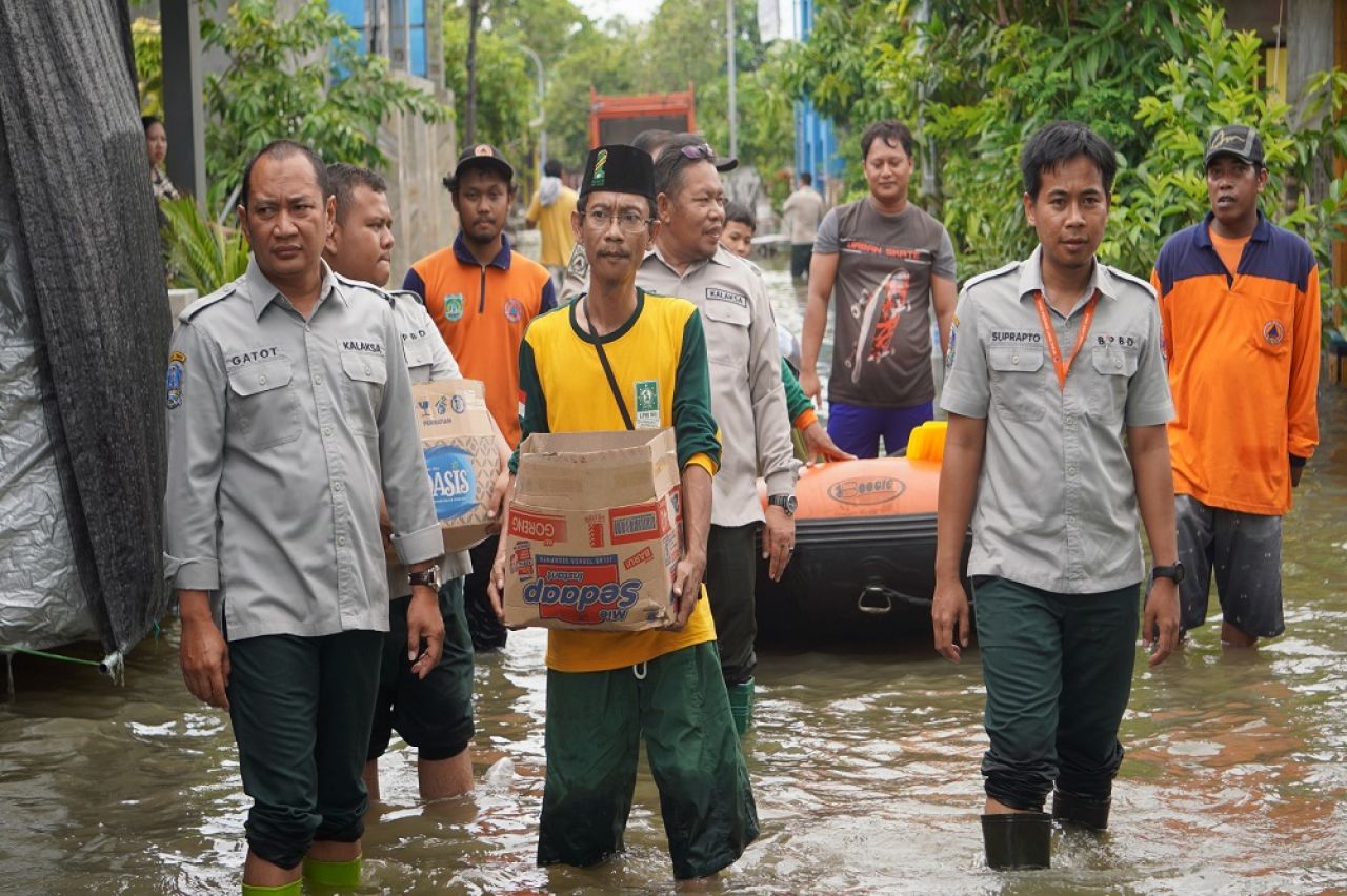 Kalaksa BPBD Jatim Kunjungi Dan Serahkan Bantuan Untuk Warga Terdampak Banjir Kabupaten Pasuruan