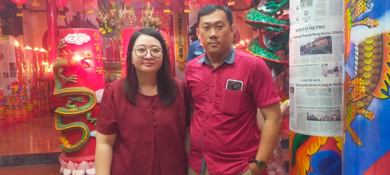 Erdina Tedja Seputra ,pengurus T.I.T.D Hong San Ko Tee ( kiri )