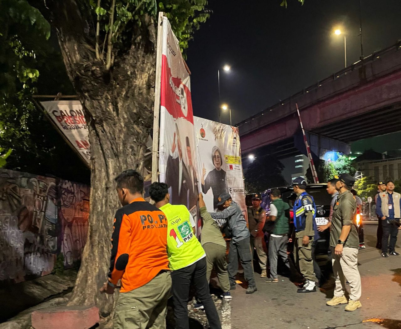 Masa Tenang, KPU Jatim Koordinasikan Pembersihan APK Secara Serentak