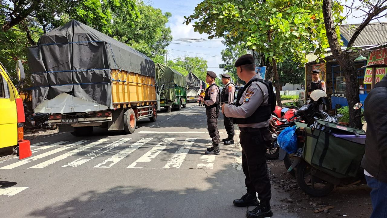 Polres Nganjuk Kawal Pendistribusian Logistik Pemilu 2024 Dari Gudang Sampai PPK Pastikan Keamanan