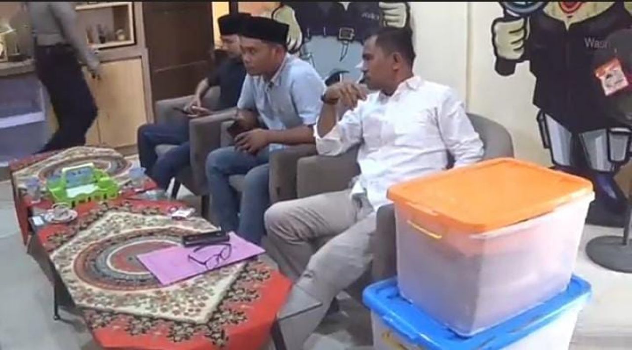 Caleg DPRD Jatim Bawa Dua Box Bukti Kecurangan Ke Bawaslu Bangkalan