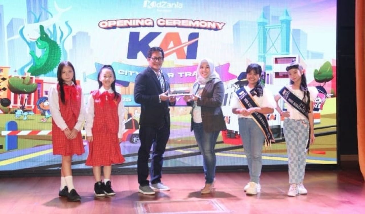 Edukasi Perkeretaapian Bagi Anak-anak, KidZania Surabaya Hadirkan Wahana “KAI City Tour Tram”
