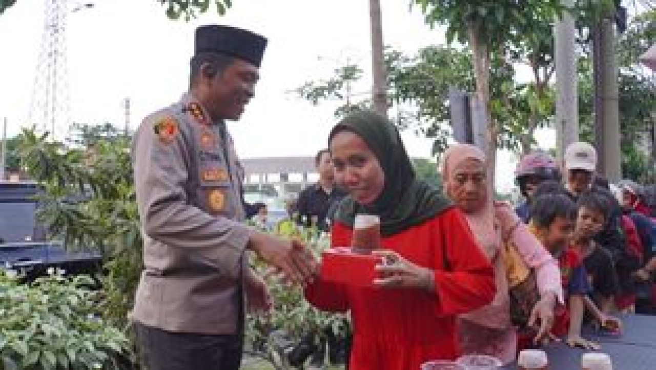 Bagi Takjil Bersama Polresta Sidoarjo