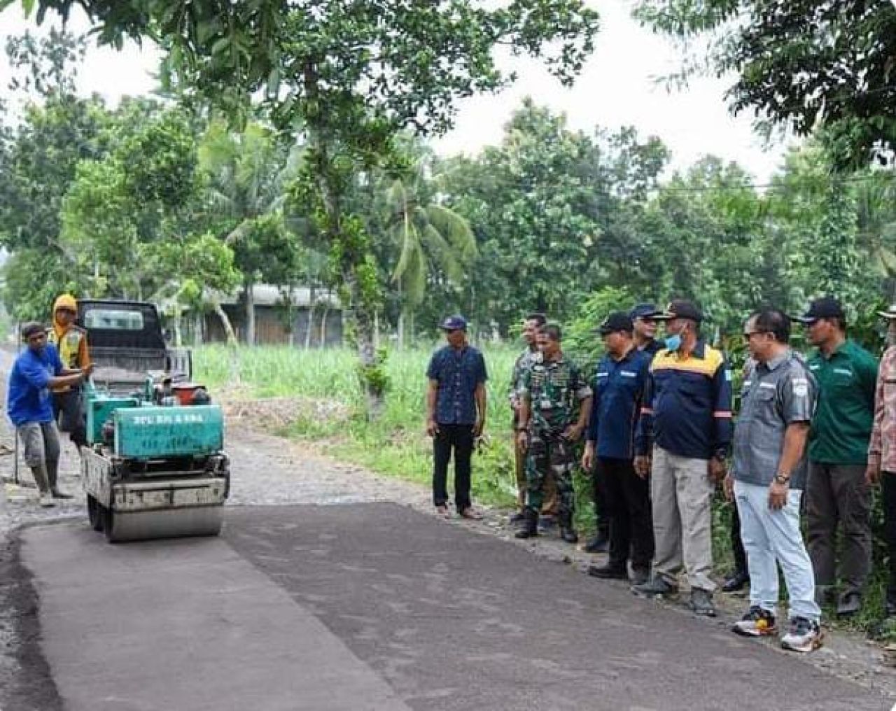 Bupati Hendy Tinjau Pengaspalan Jalan dan Salurkan Bansos