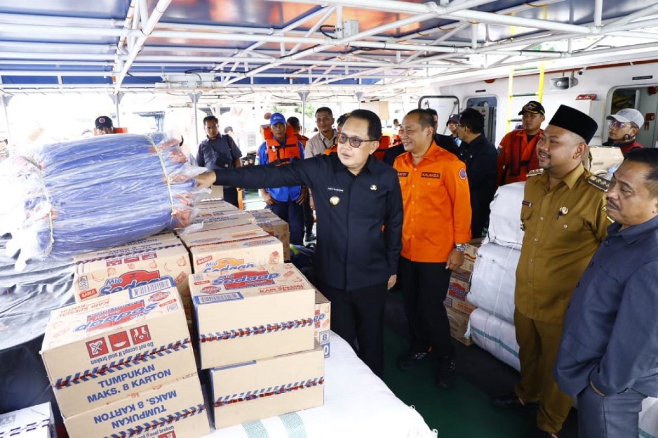 Lepas Bantuan Pemprov Jatim ke Pulau Bawean, Pj. Gubernur Adhy Pastikan Kebutuhan Dasar Terpenuhi