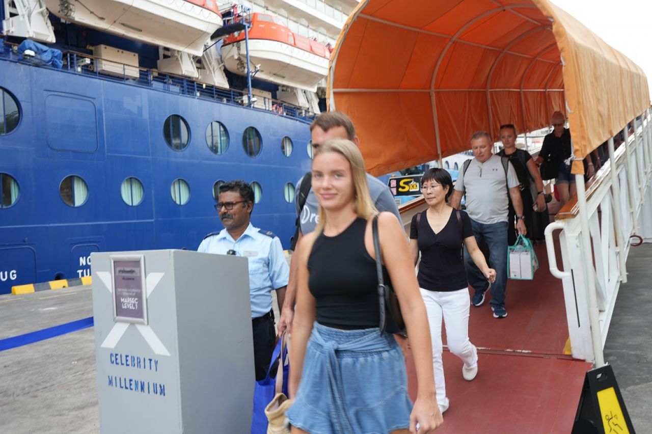 Penumpang Cruise Di Pelabuhan Pelindo