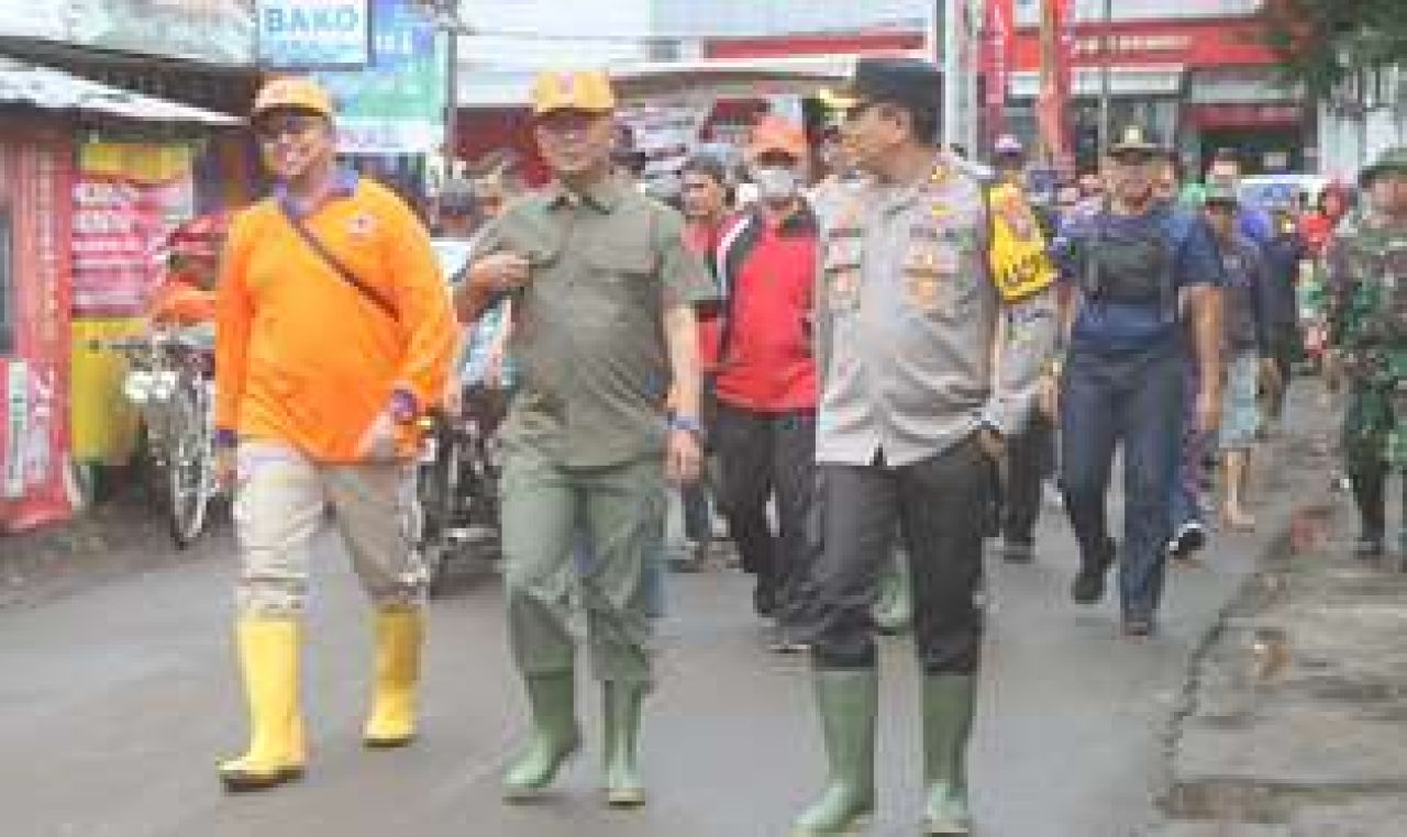 Gotongroyong Masyarakat Bersama Forkopimda Probolinggo bersihkan Lumpur Sisa banjir Dringu