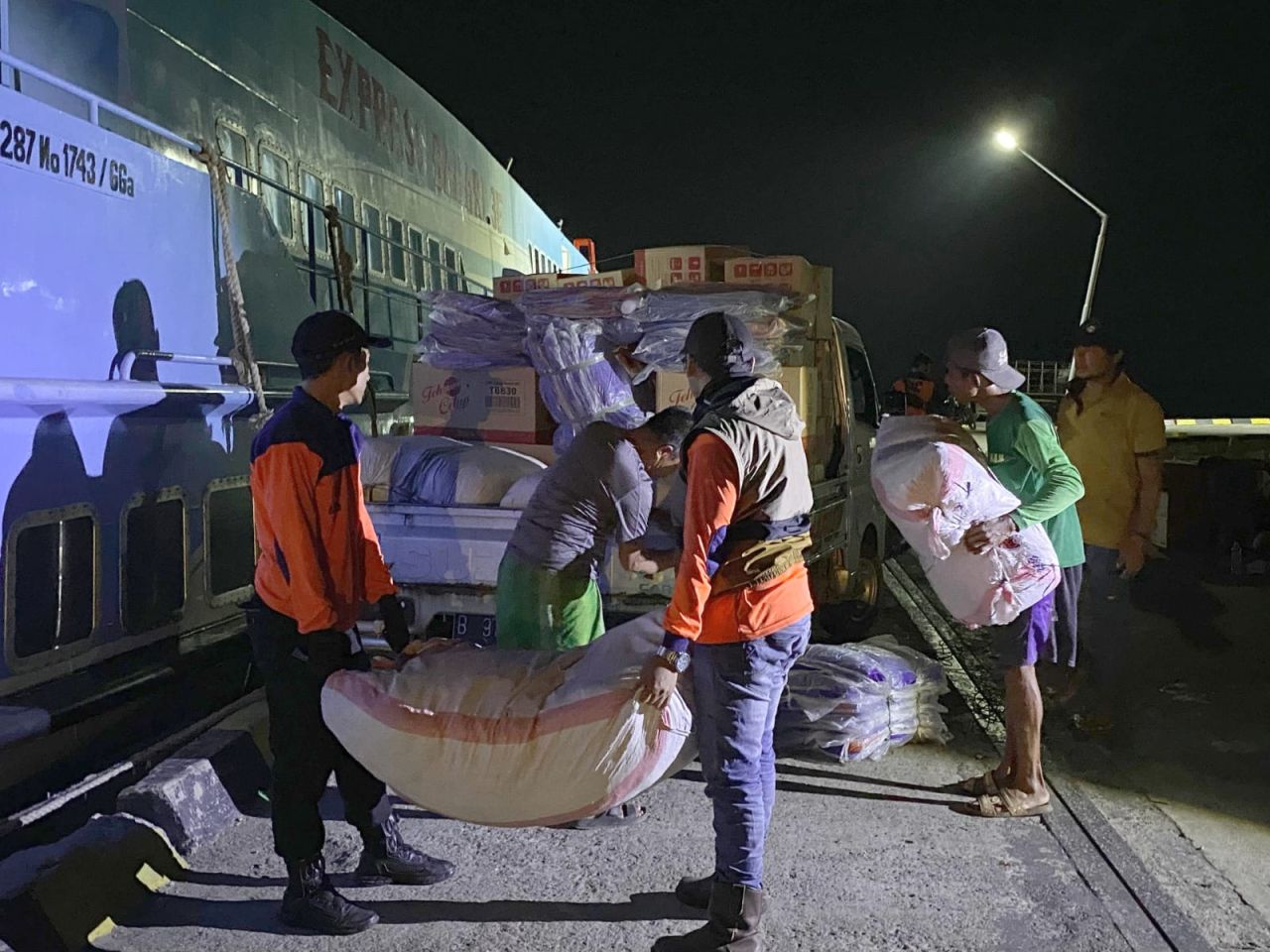 Di Pulau Bawean, BPBD Jatim Lakukan Assessment, Loading Bantuan dan Siapkan Tenda Pengungsi