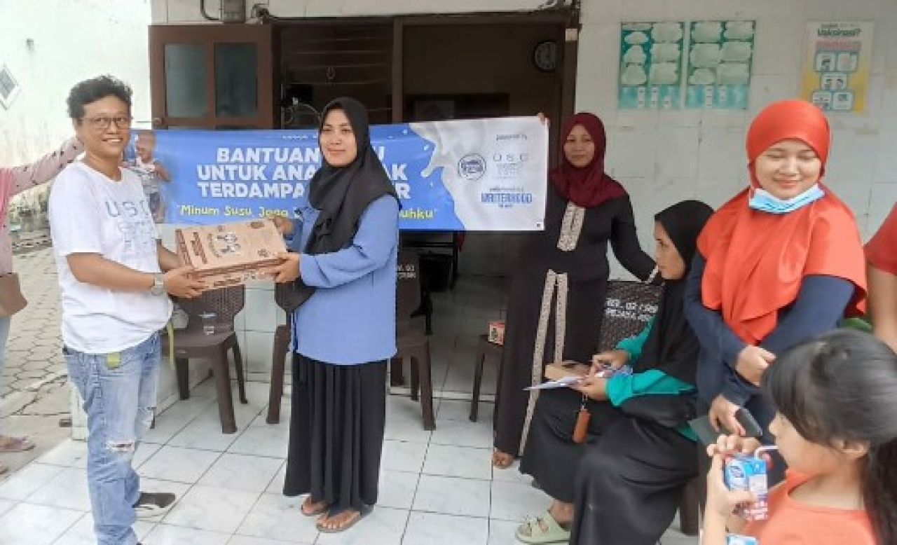 USC Bersama Frisian Flag Indonesia Bagikan Susu untuk Anak Terdampak Bencana Banjir 