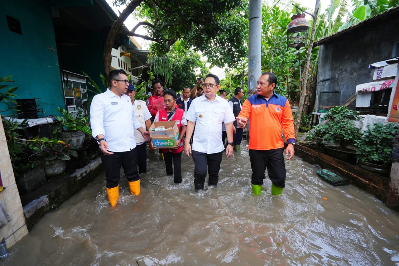 Tanggul Jebol, Ribuan Rumah Warga Mojokerto Terendam Banjir