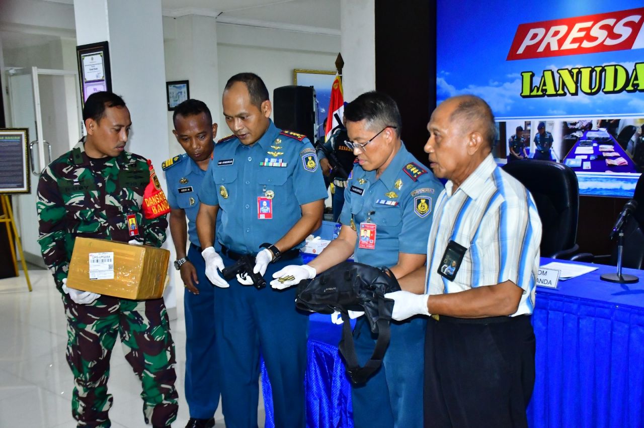 Satgaspam Bandara Juanda Gagalkan Upaya Pengiriman Senpi Jenis Pistol dan Enam Amunisi