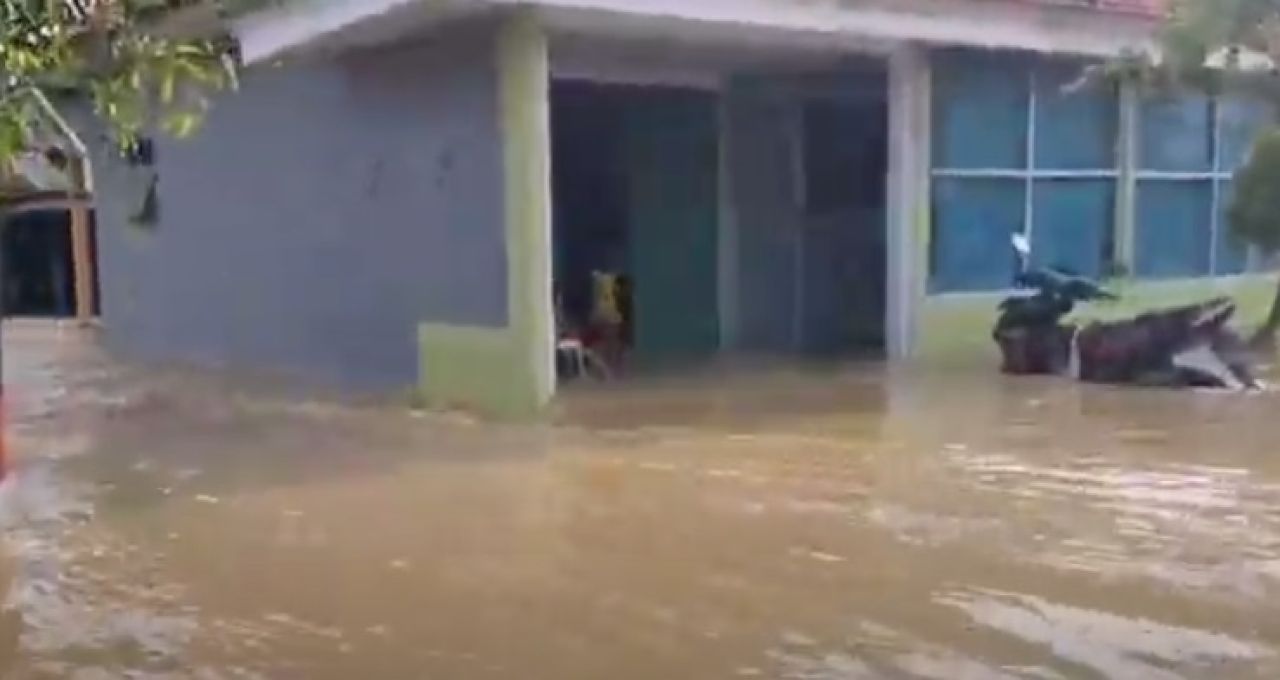 Pasien Puskesmas, Warga dan Sapi Dievakuasi Untuk Menghindari Luapan Banjir Di Bangkalan
