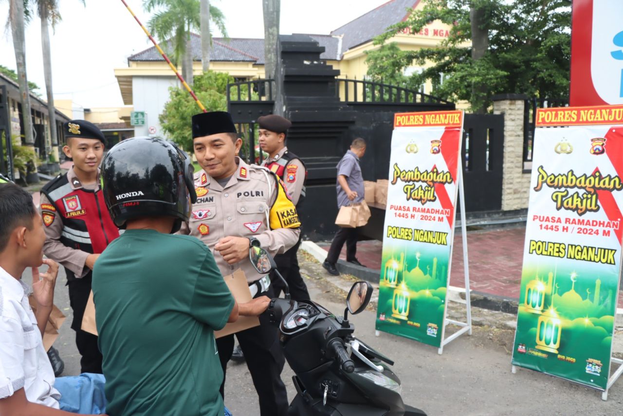 Hari Pertama Puasa, Polres Nganjuk Bagikan Bingkisan Takjil kepada Pengguna Jalan
