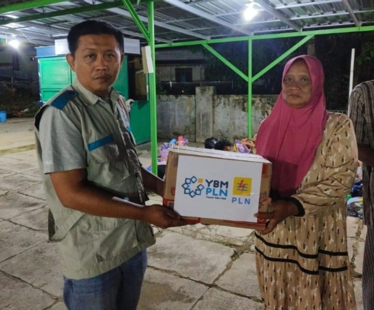 PLN Salurkan Bantuan 150 Paket Sembako Bagi Korban Terdampak Gempa Tuban