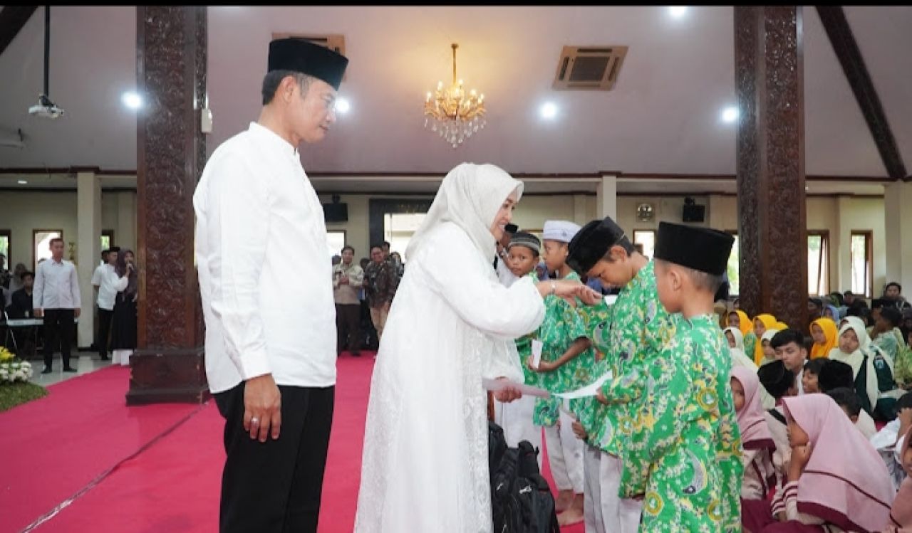 Seribu Anak Yatim hingga Penyandang Disabilitas di Lamongan Terima Santunan