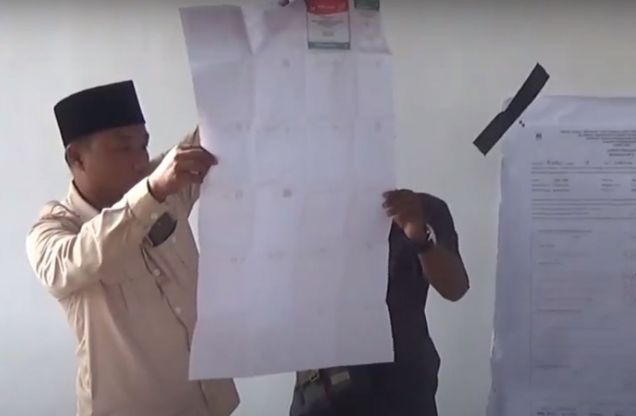 Lokasi Dipindah Ke KPU Bangkalan, Ratusan Pendukung Caleg Kawal Hitung Ulang 31 TPS
