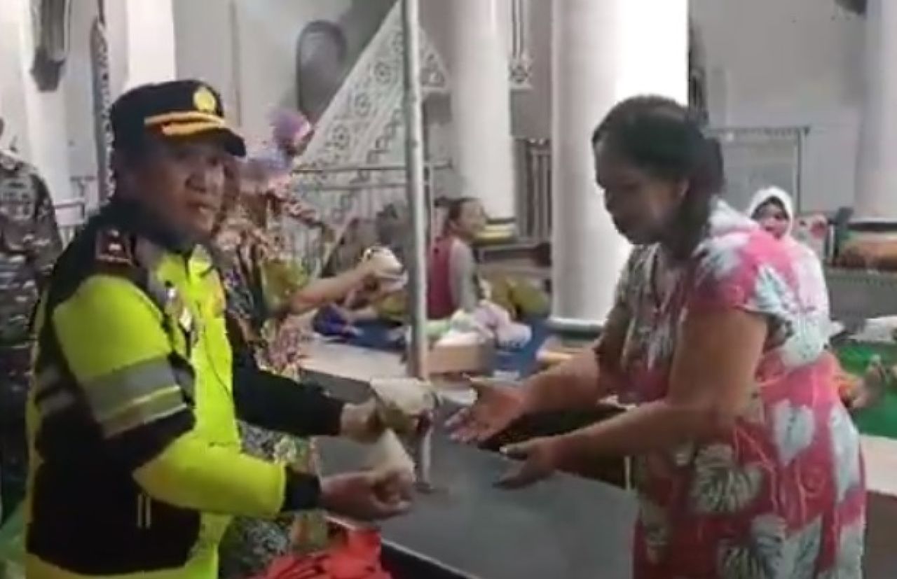 Warga Bangkalan Terdampak Banjir Dapat Bantuan Buka dan Sahur