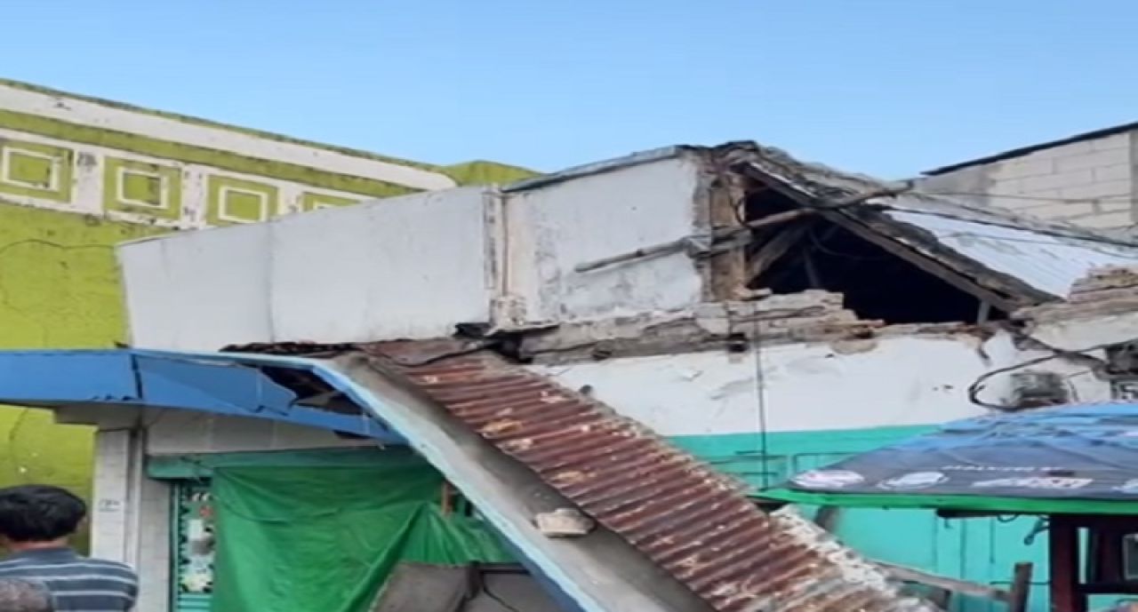 Dampak Gempa, Dua Rumah Di Surabaya Rusak Berat