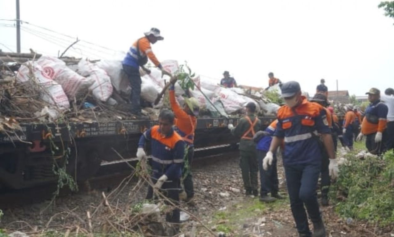 PT KAI Daop 8 Surabaya Mulai Bersihkan Lintas KA Jelang Angkutan Lebaran 2024