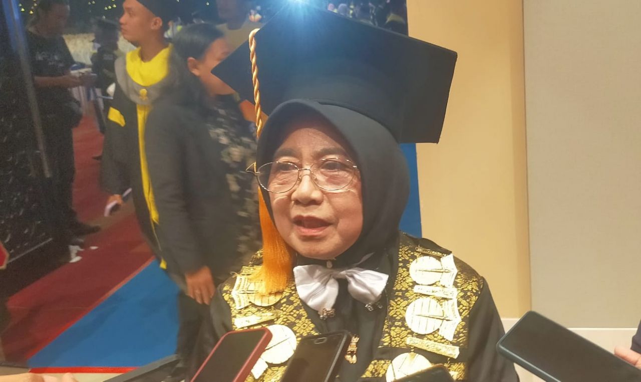 1.572 Wisudawan Universitas Terbuka Surabaya Resmi Dikukuhkan