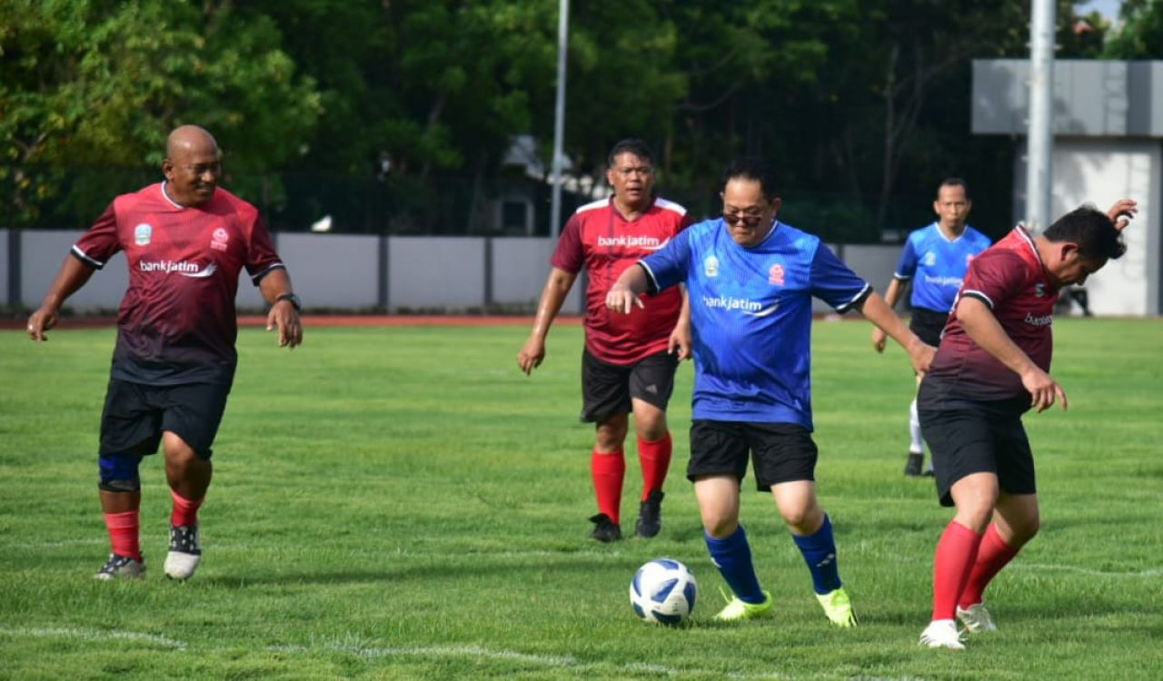 Pj. Gubernur Ikut Bermain Bela Tim Pemprov Menang 3-1 Lawan Bank Jatim di Mendadak Soccer