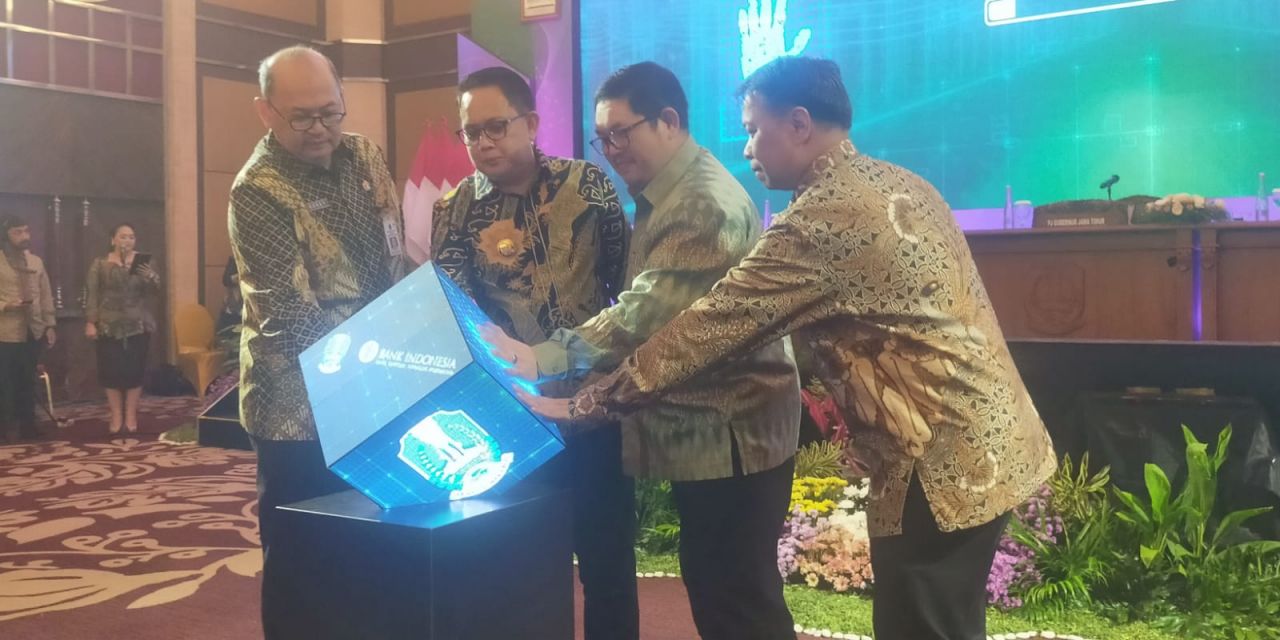 Pj Gubernur Jatim Adhy Karyono (nomor dua dari kiri) membuka High Level Meeting TPID Jatim yang digelar oleh Bank Indonesia Provinsi Jawa Timur, Jumat (8/3/2024) di Wyndam Hotel, Surabaya.