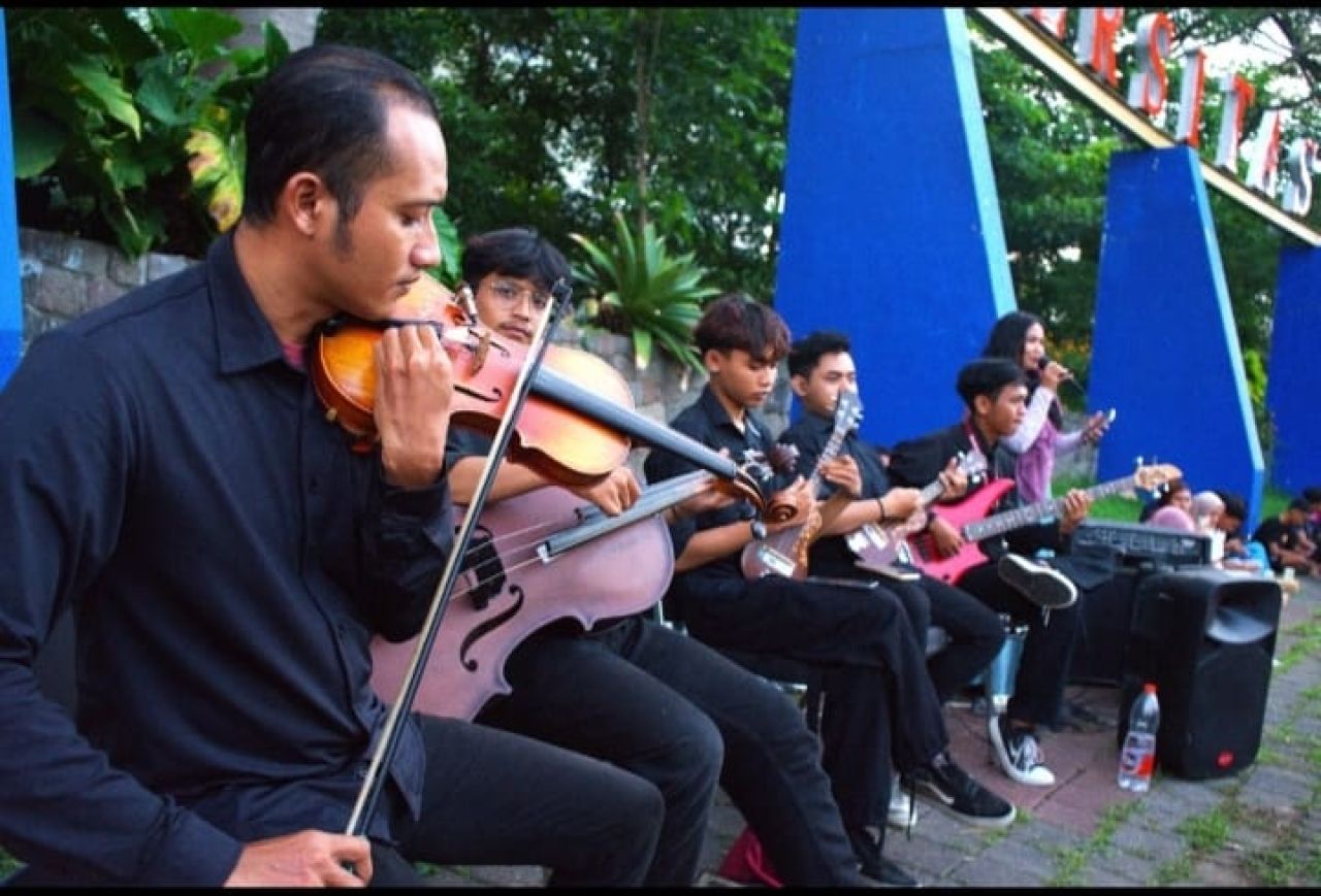 Gelar Buka Puasa Bersama, Unesa Tampilkan Berbagai Musik Bagi Mahasiswa dan Warga Setempat