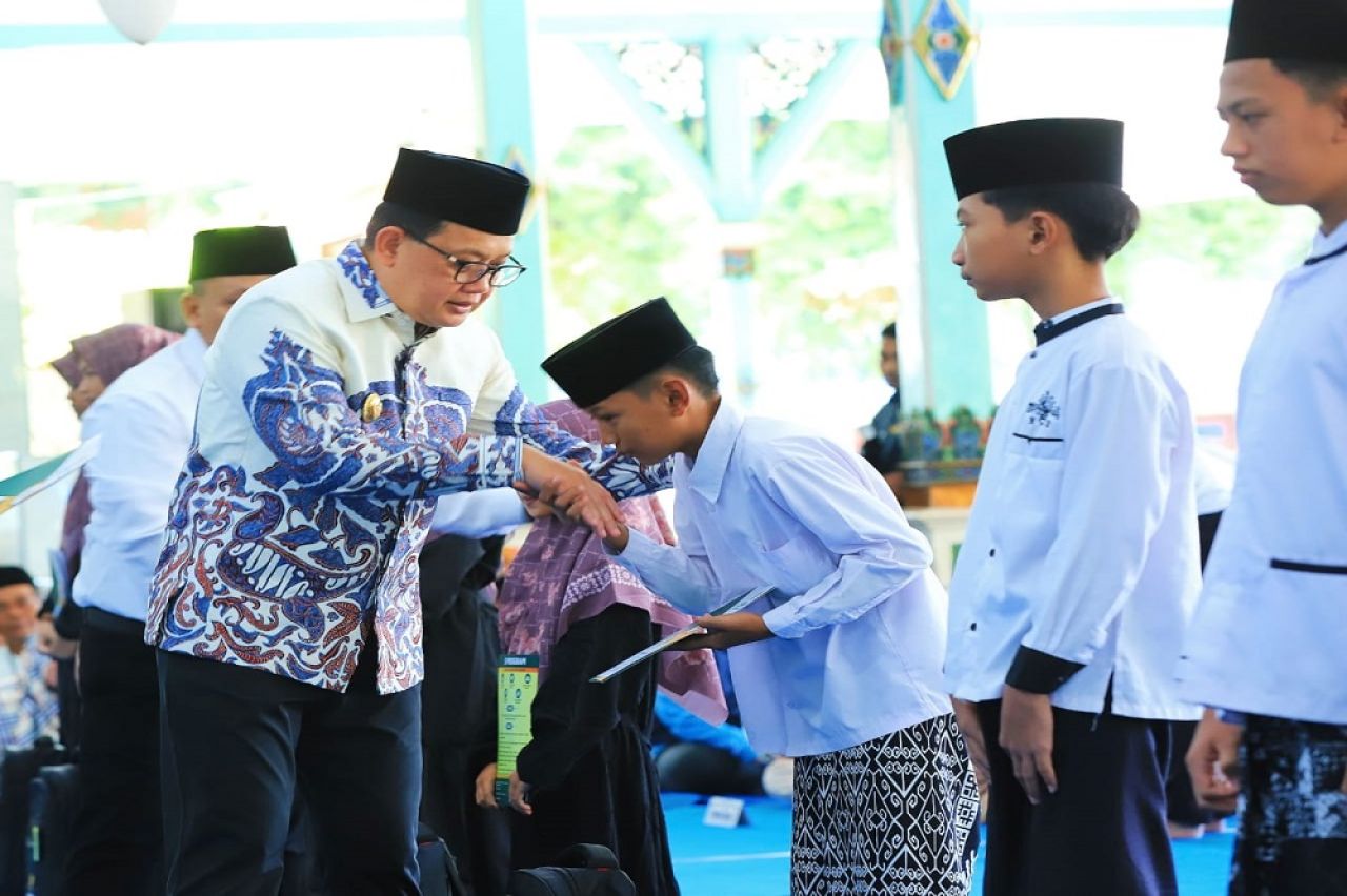 Pj. Gubernur Adhy Bagikan Zakat Produktif, Tali Asih Pilar Sosial, dan Santunan 500 Anak Yatim