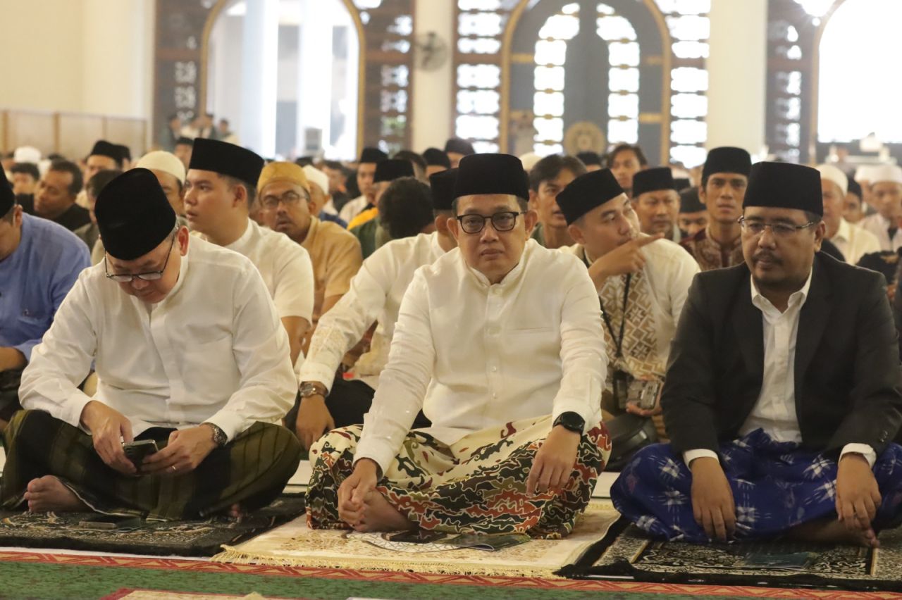 Pj Gubernur Jawa Timur dan Mantan Gubernur Sholat Idul Fitri Bersama di Masjid Nasional Al Akbar