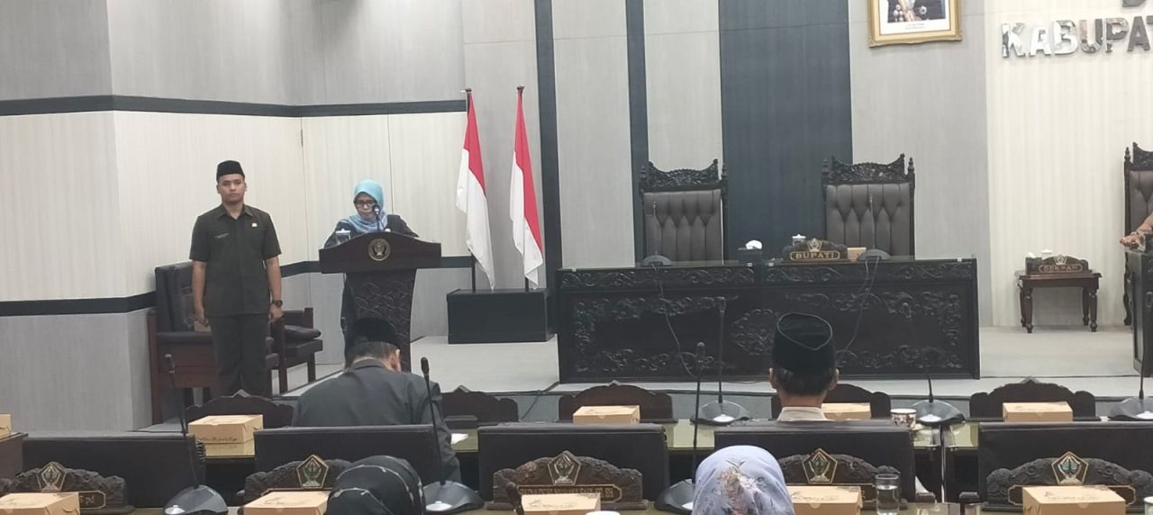 Bupati Blitar Beri Jawaban Atas Pandangan Umum Fraksi Tentang 3 Ranperda dalam Paripurna DPRD
