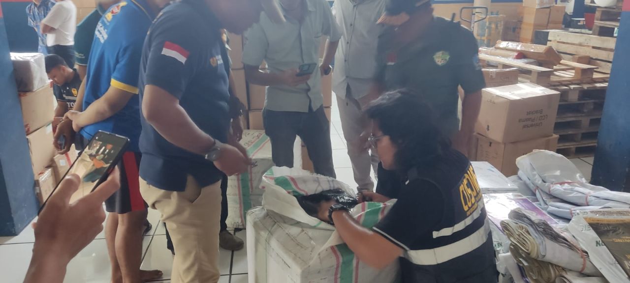 Satpol PP Jatim Gerebek Toko Sembako Menjual Rokok Ilegal