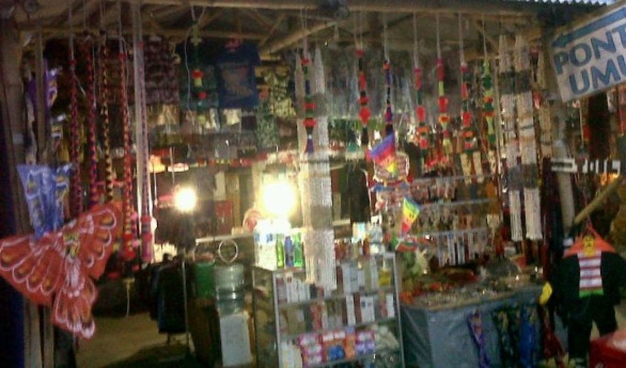 Momen Mudik dan Arus Balik Membawa Rezeki Bagi Penjual Souvenir di Areal Jembatan Suramadu